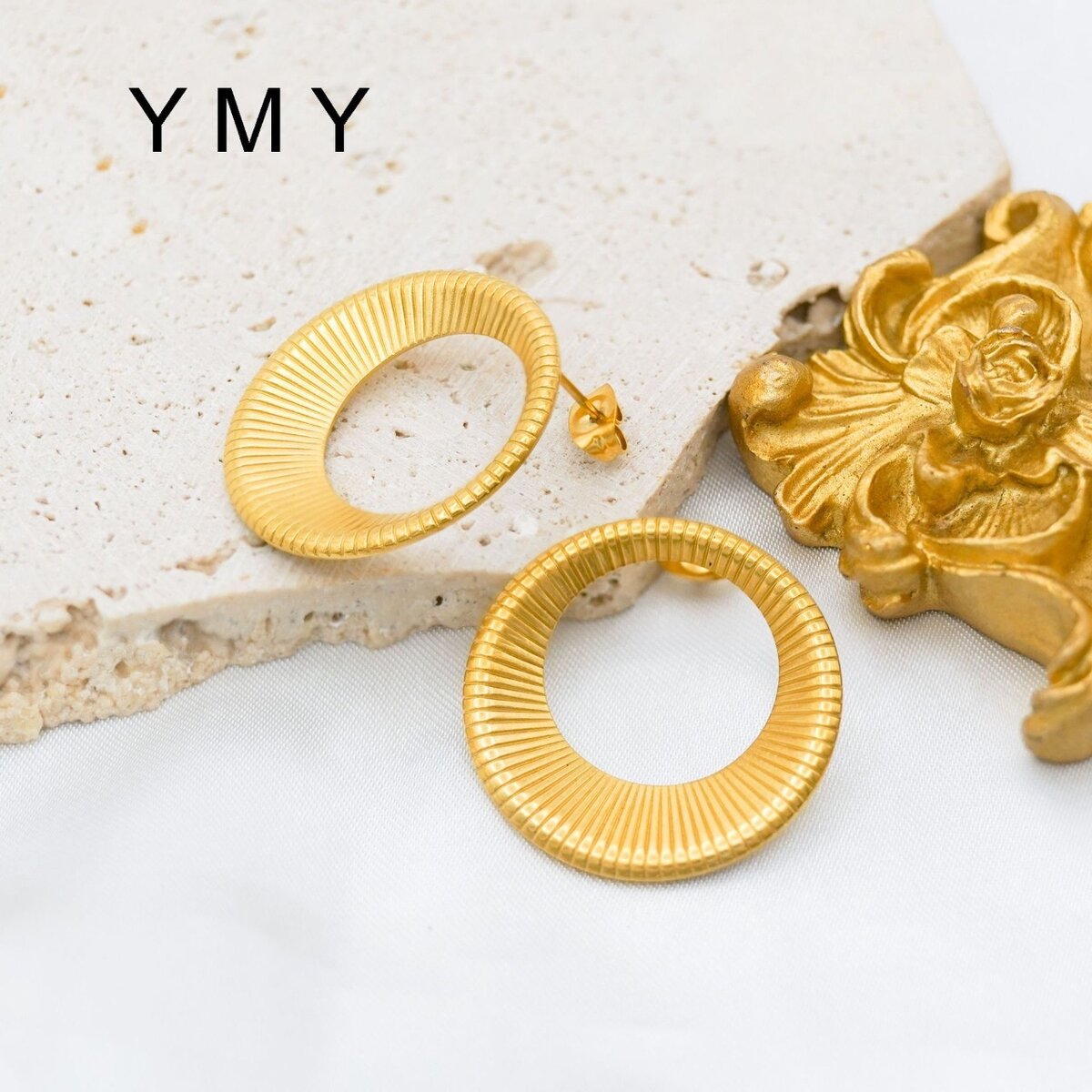 Loop stud earrings