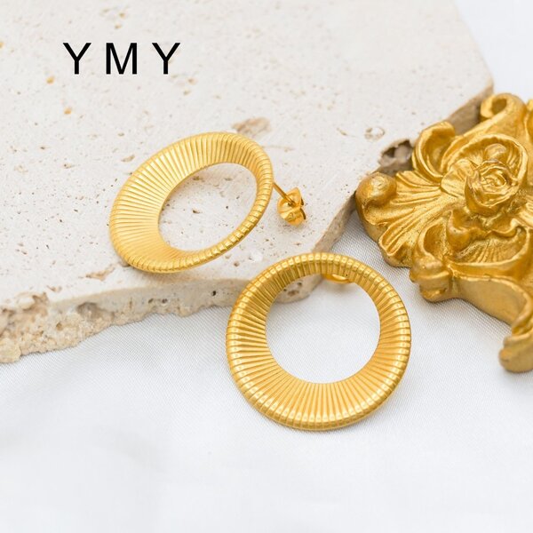 Loop stud earrings