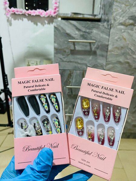 Press on nails