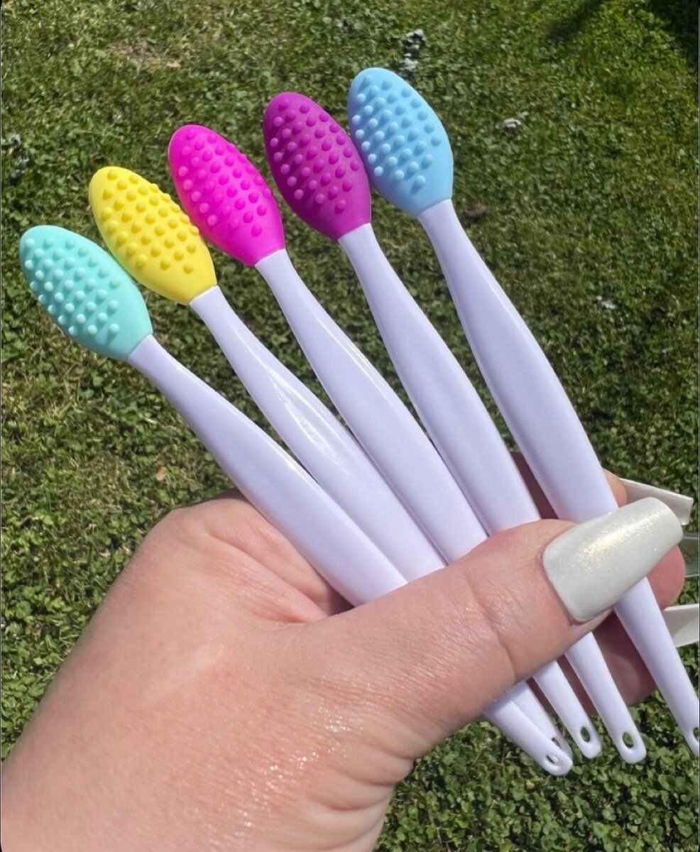 Lip brush