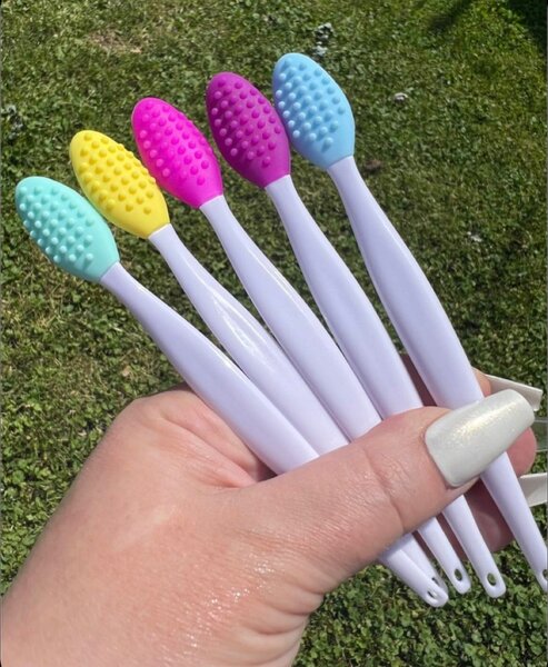Lip brush