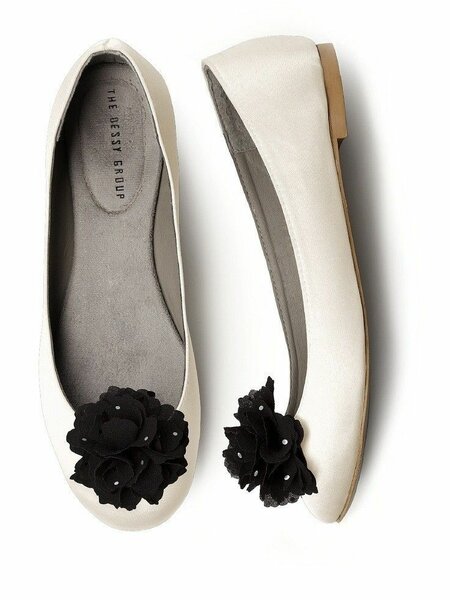 Ballerine blanc noir avec fleur devant