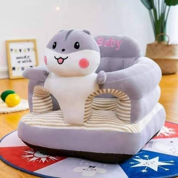 Assis bébé en peluche