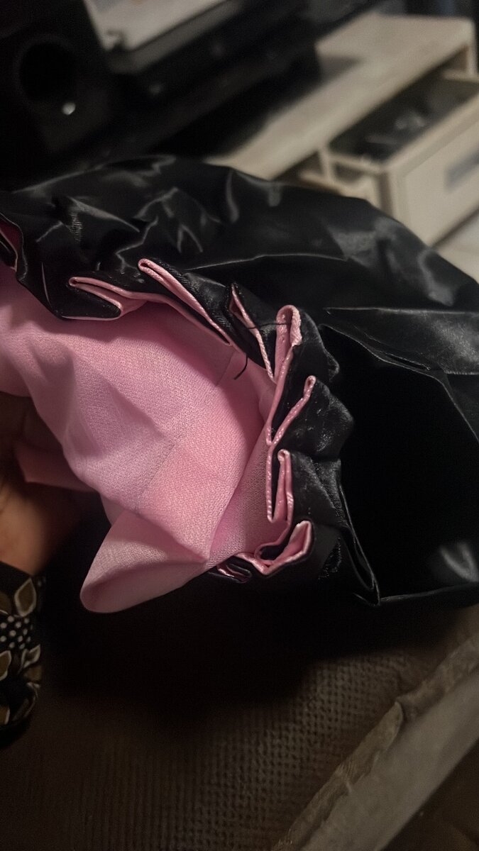 Bonnets en satin colorés