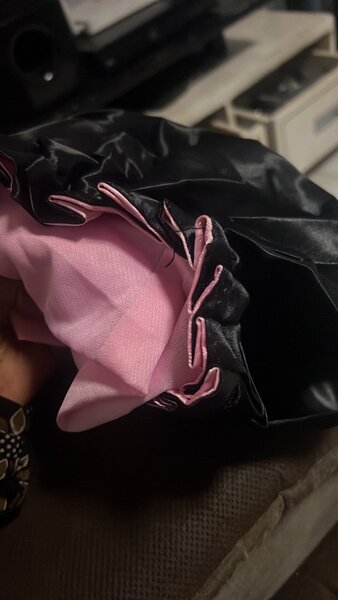 Bonnets en satin colorés
