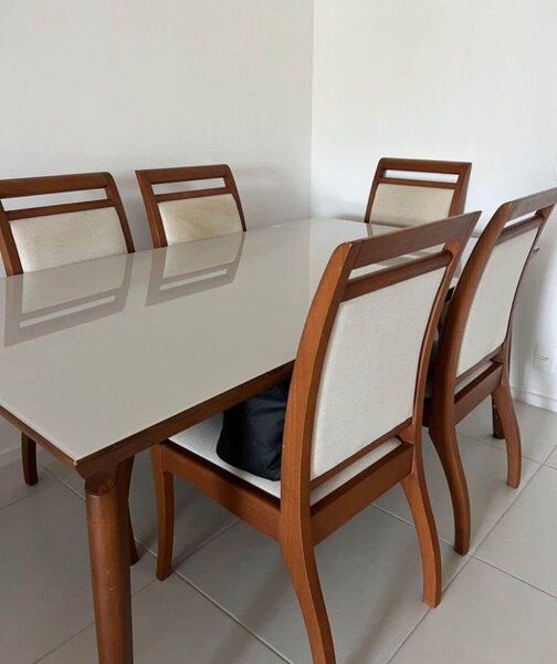 Table moderne avec chaises élégantes