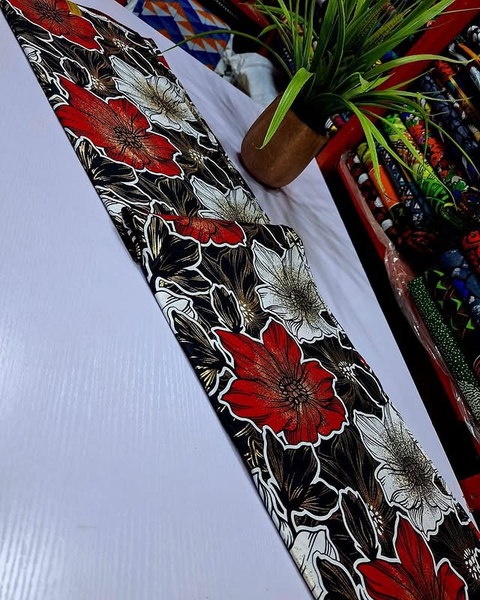 Tissu noir rouge