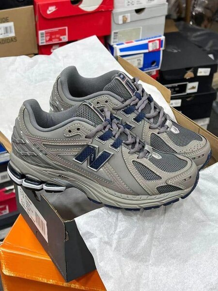 NEW BALANCE 1906R