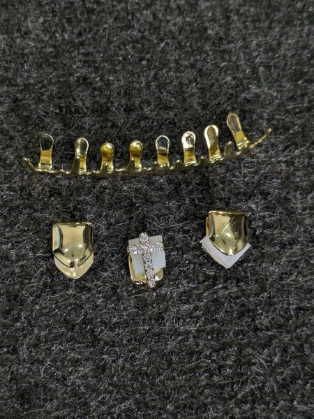Grillz dentaires dorés croix