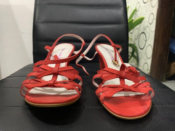 Sandales rouges à talons élégantes