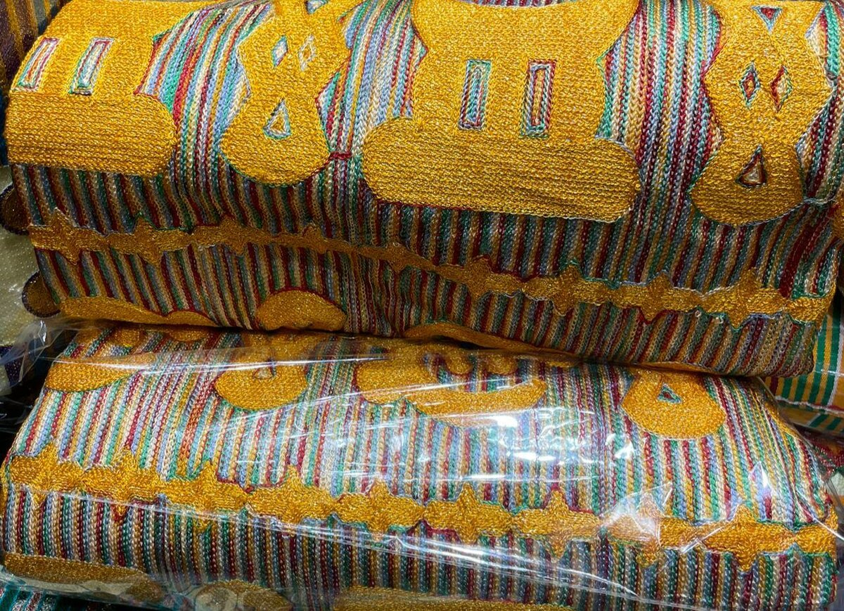 Tissu brodé multicolore