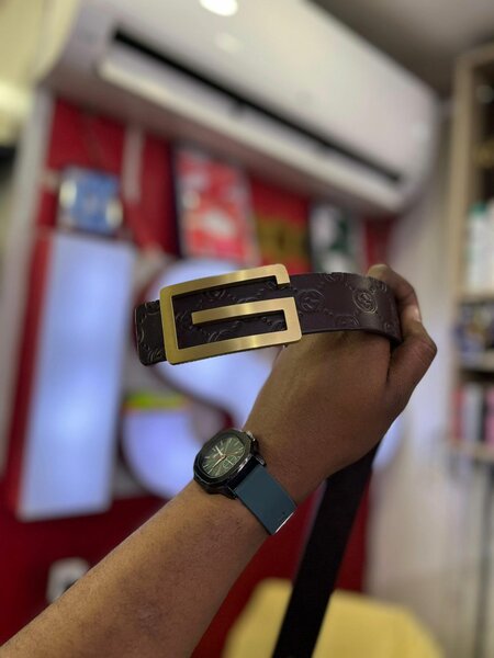 Ceinture en cuir avec boucle emblématique