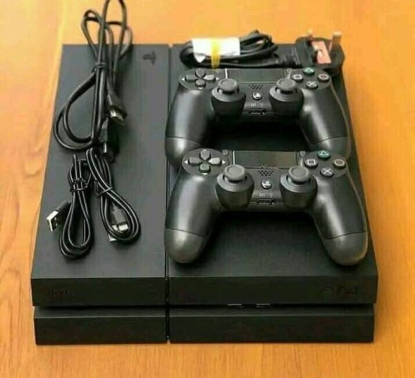 Console Sony PS4 avec Manettes