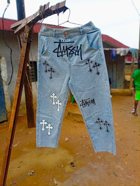 Jean tendance avec croix