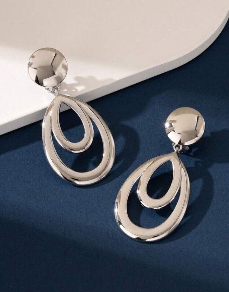 Boucles d'oreilles pendantes modernes