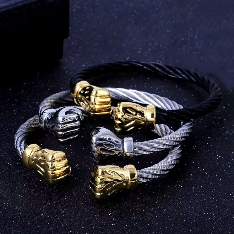 Bracelet en câble avec poings dorés