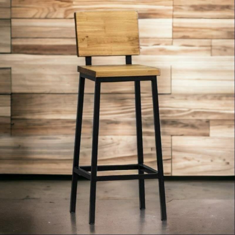 Chaise haute en bois et fer forgé dune hauteur de 110 cm.