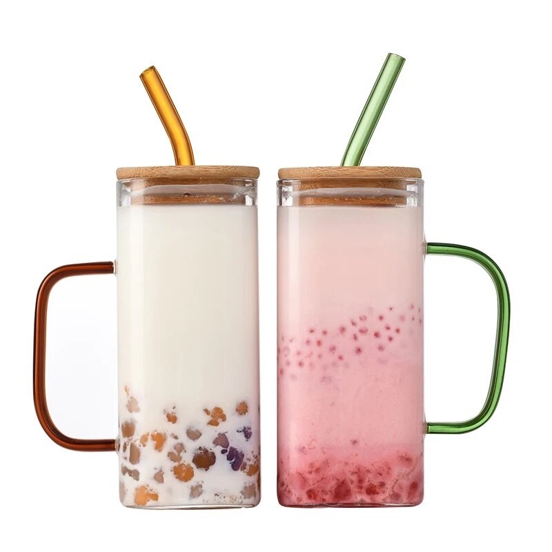 Tasse en verre avec couvercle en bois et paille en verre