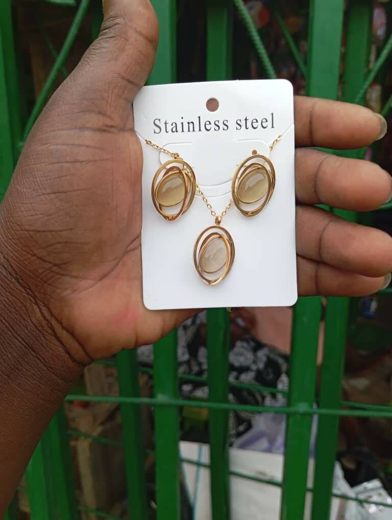 Boucle d'oreille et chaîne
