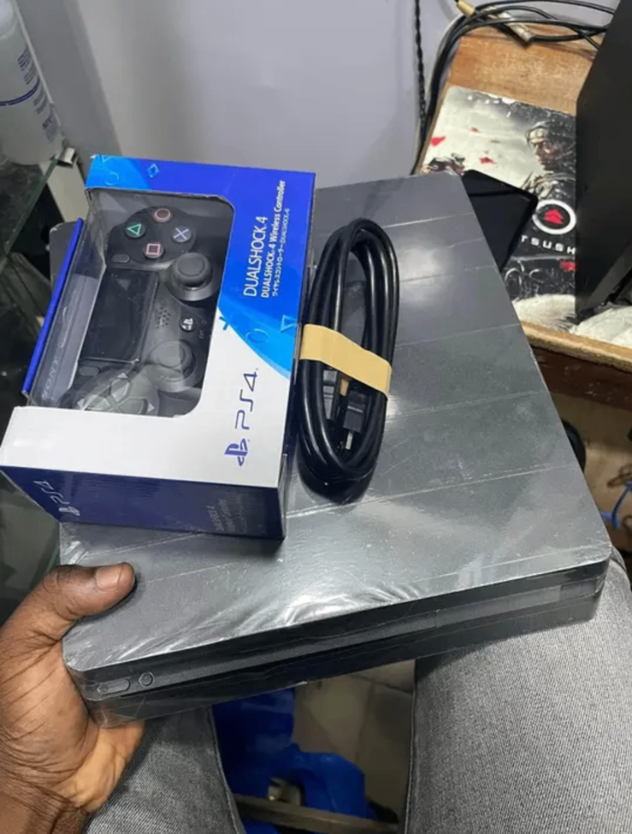 Console PS4 Slim avec manettes