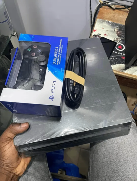Console PS4 Slim avec manettes