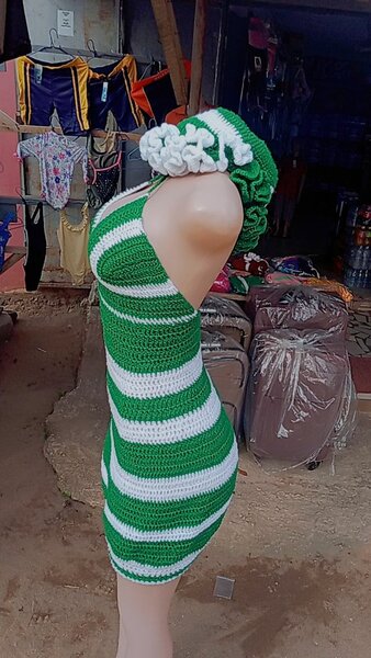 Robe tricotée verte et blanche