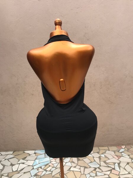 Robe noire dos nu élégante