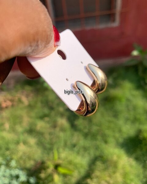 Gold earring