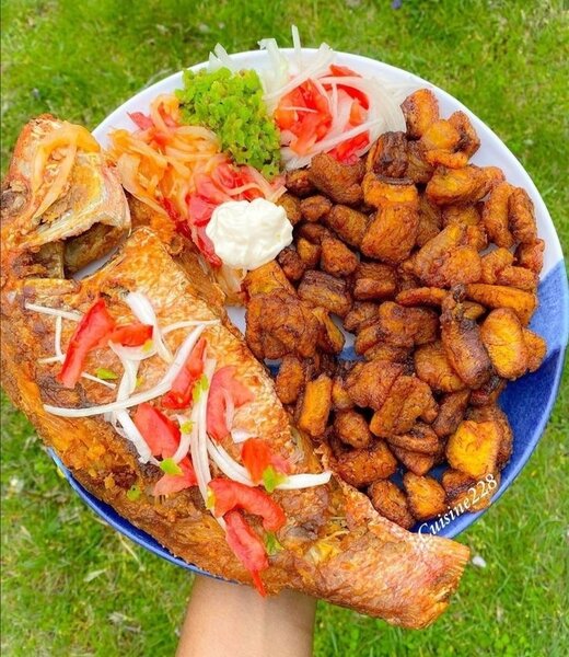 Assiette de poisson et bananes