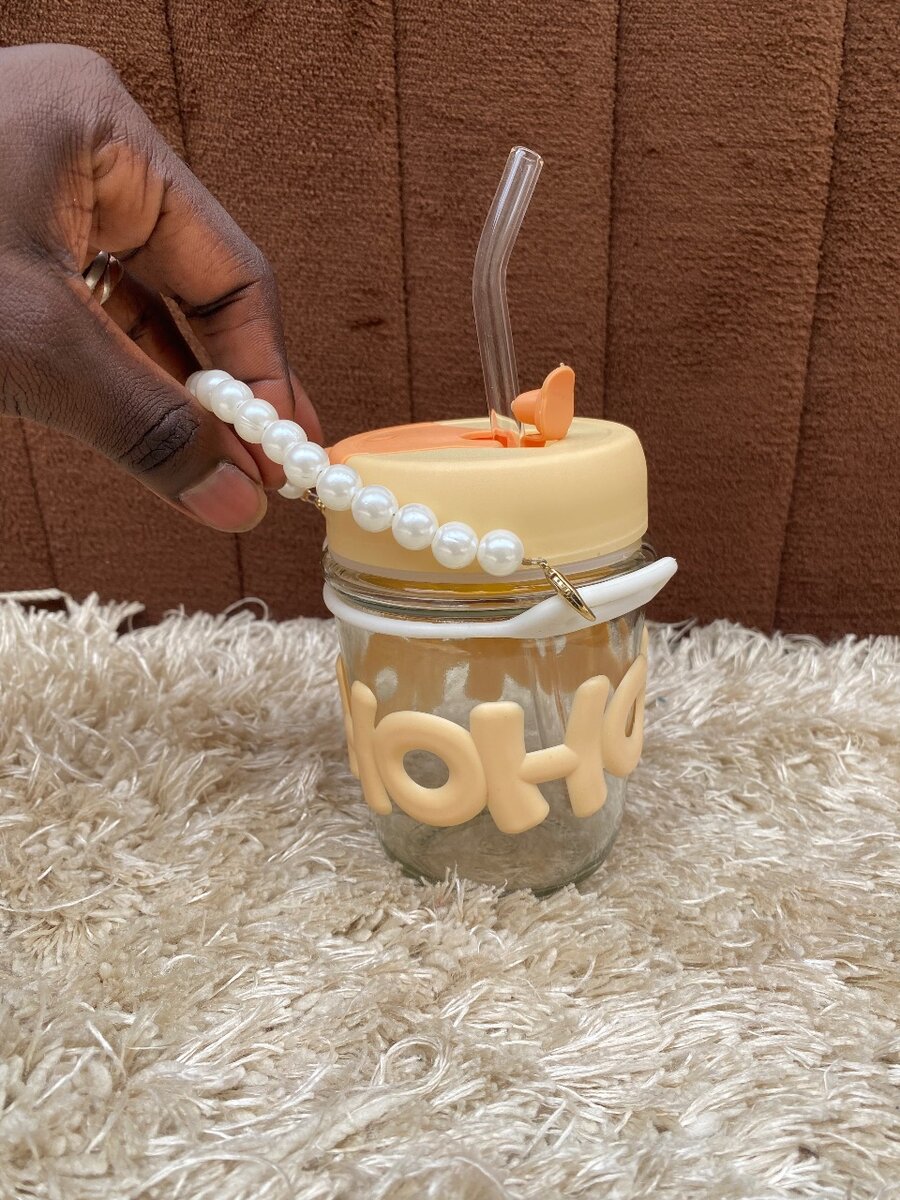 Tasse en verre avec paille
