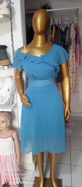 Robe bleue en mousseline élégante