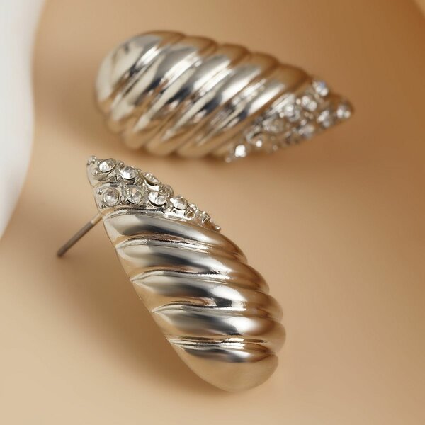Studded waterdrop