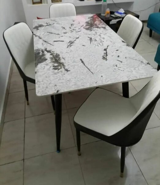 Table et chaises de salle à manger