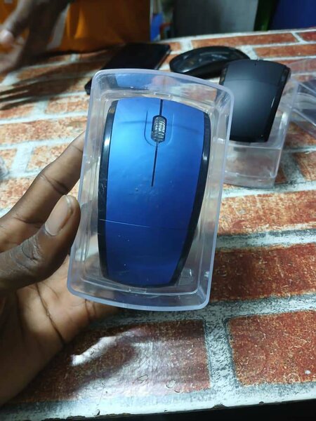 Souris incurvée sans fil prennant des piles