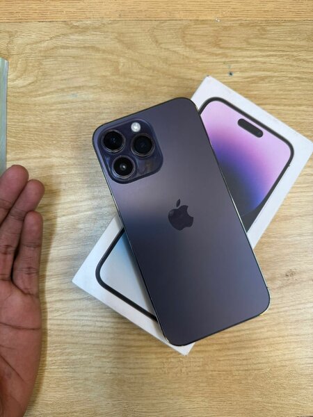 iPhone 14 Pro 128go écran fissuré quasi neuf
