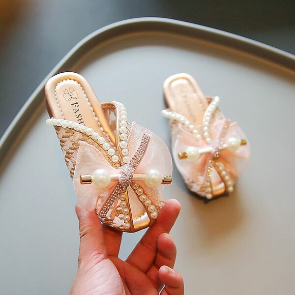 Girl's slippers