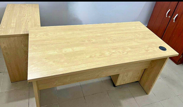 Bureau en bois avec tiroirs