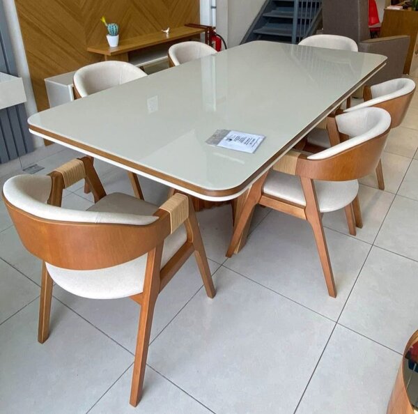 Table moderne avec chaises élégantes