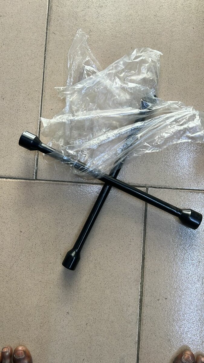Clé en croix pour pneus robuste