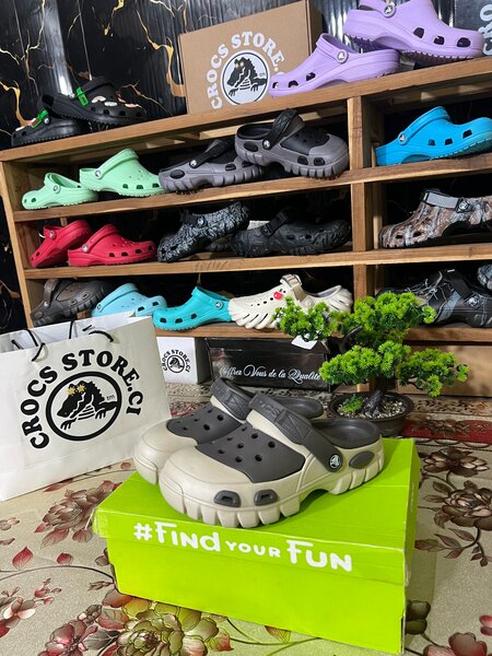 CROCS FIFTY FIFTY