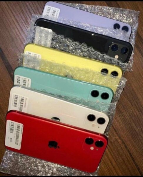 iPhone 11,64gig available