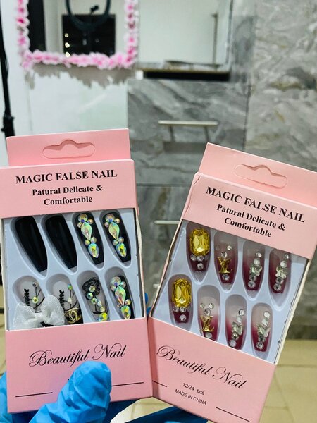 Press on nails