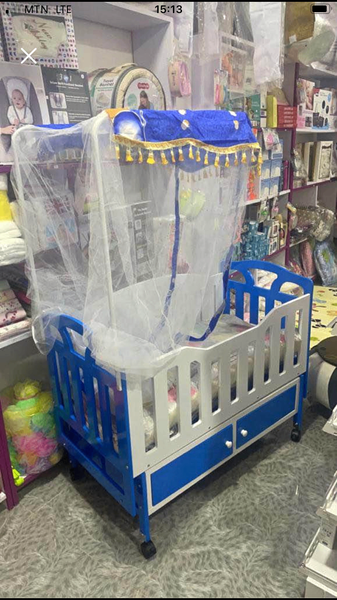 Baby cot with net