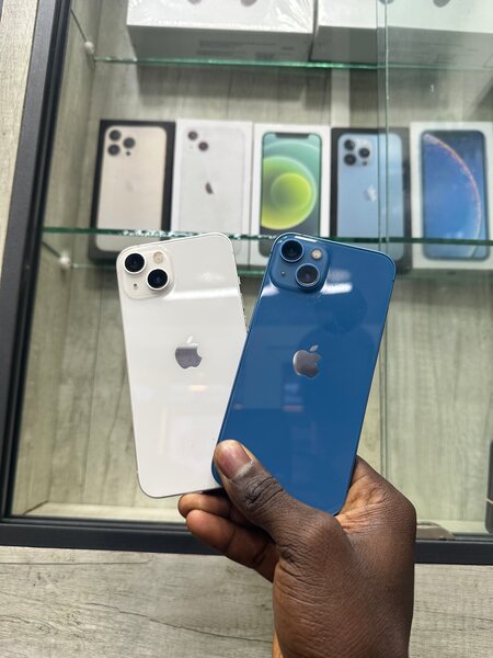 iPhone 13 - Blanc et Bleu
