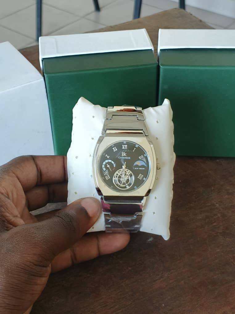 Montres élégantes en acier inoxydable