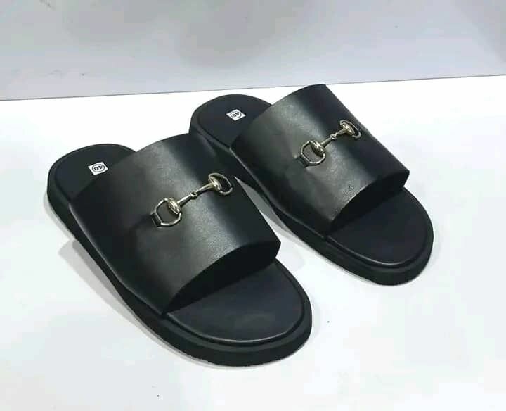 Sandales noires en cuir élégantes