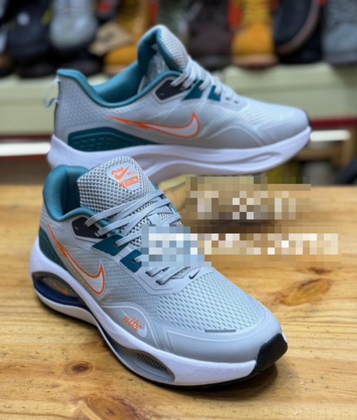 NIKE ZOOM Sneakers