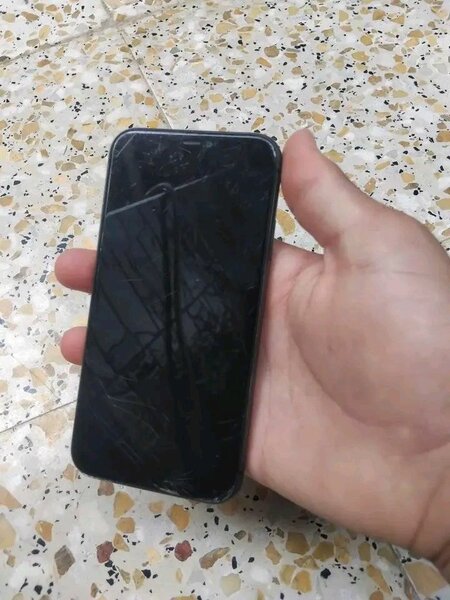 iPhone avec écran fissuré
