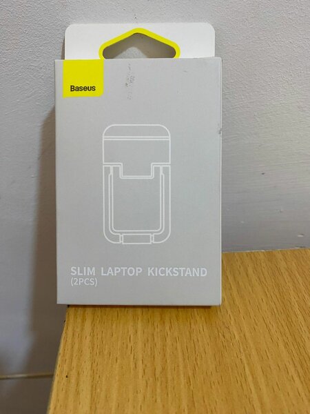Slim laptop kickstand