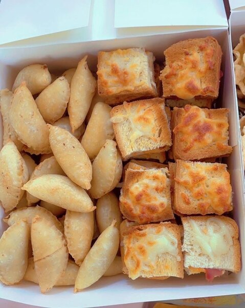 Pastel mini pizzas